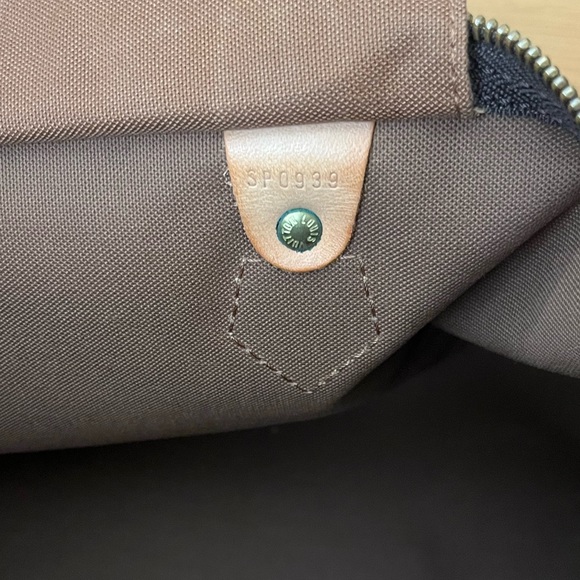 Authentic Louis Vuitton Speedy 40 in Monogram with generic twilly - Picture 15 of 17